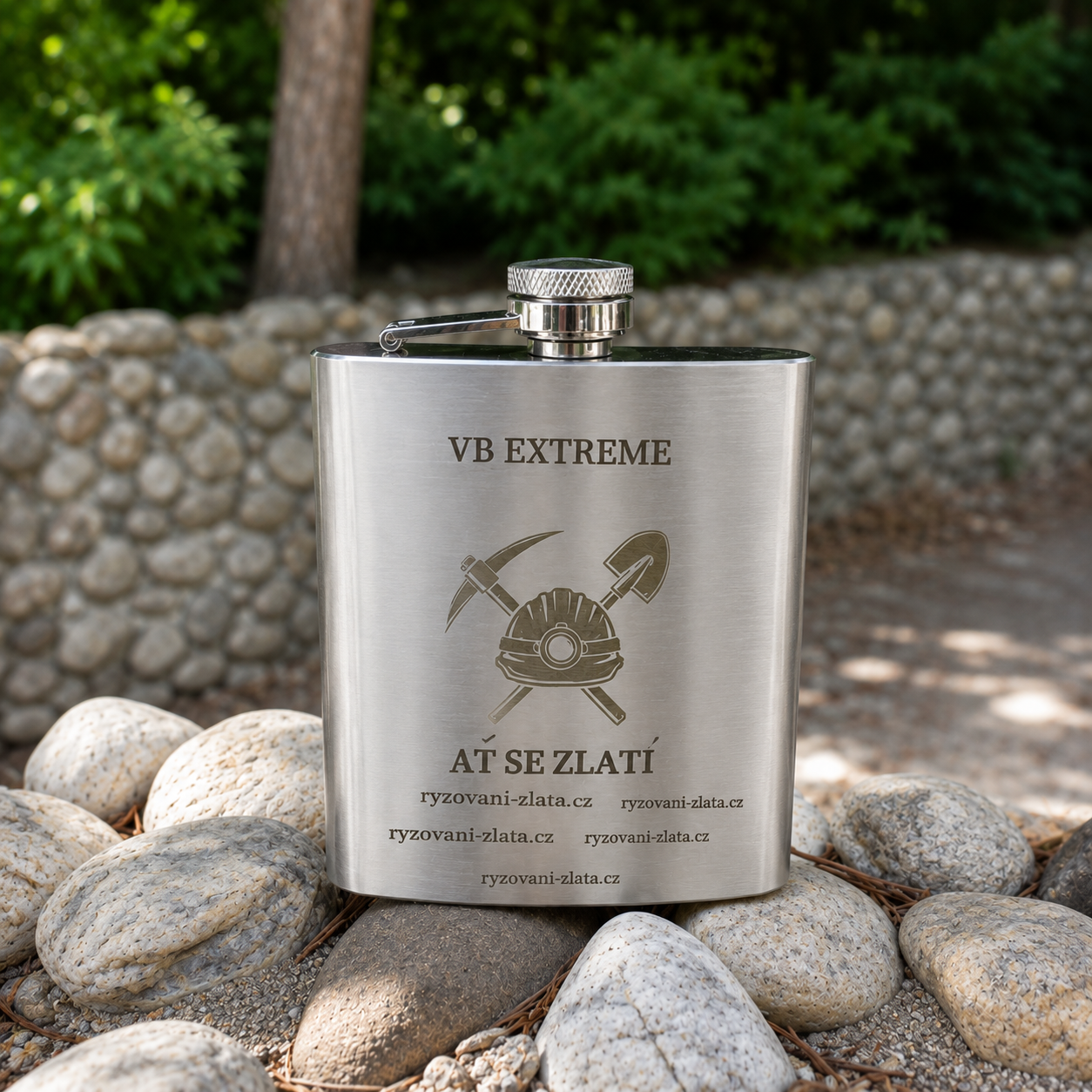 Stylová nerezová butylka o objemu 200 ml